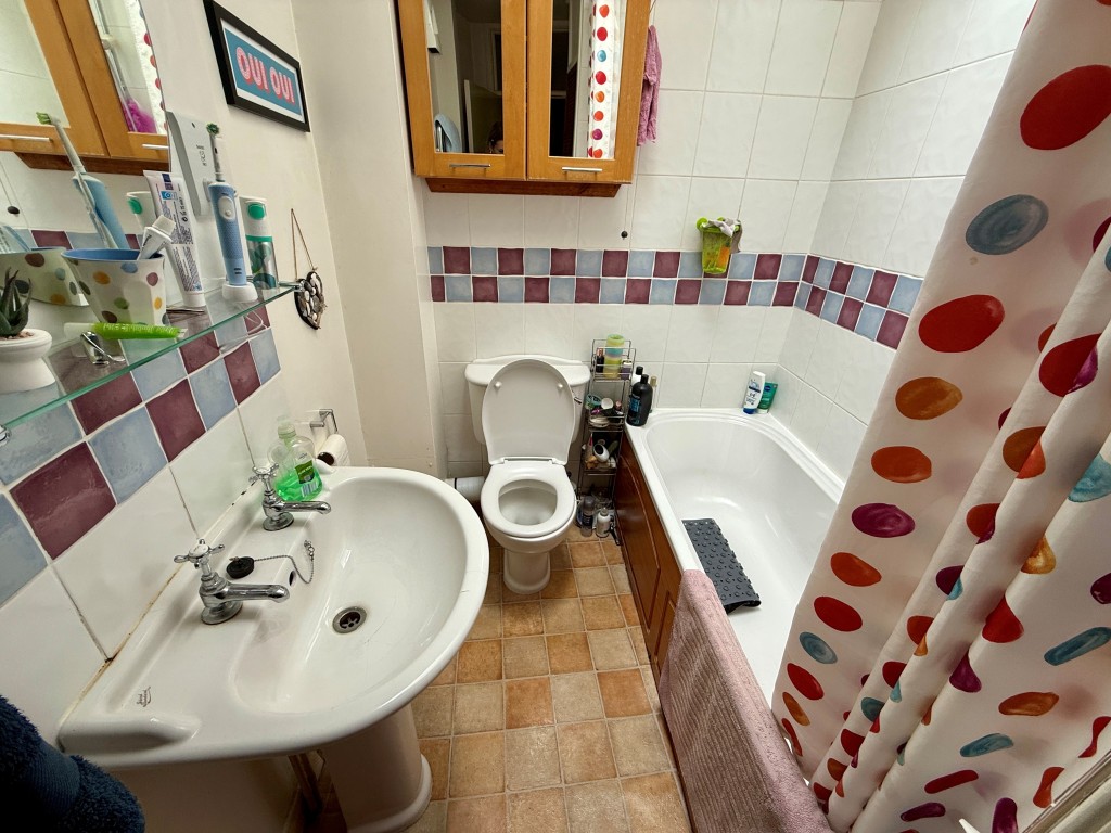 Lot: 27 - VACANT COMMERCIAL AND RESIDENTIAL PROPERTY - Bathroom with W.C.
